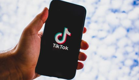 YouTube expérimente des vidéos de 15 secondes pour rivaliser directement avec TikTok